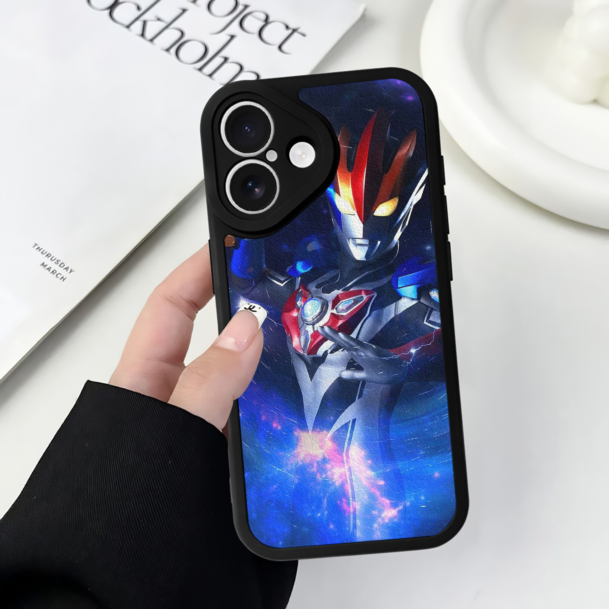 （画像用） ウルトラマン Ultraman 【iPhone 16シリーズ対応】シリコンスマホケース（レザー調） 材質：シリコン